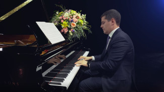 Дмитрий Артюхов поздравил северянок с Международным женским днём, сыграв на рояле