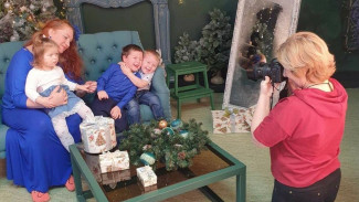 Многодетным семьям Салехарда подарили новогоднюю фотосессию