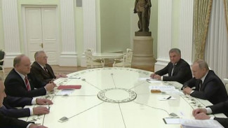 Владимир Путин обсудил поправки в Конституцию с лидерами фракций Госдумы