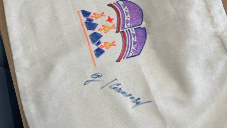В Салехарде мамы и жены бойцов СВО расписали сумки для благотворительной ярмарки
