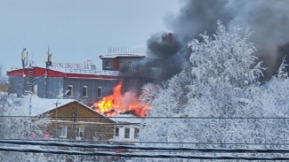 В Тарко-Сале горит расселенный дом на улице Юбилейной