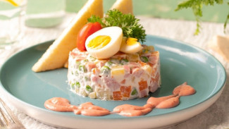 В Роспотребнадзоре рассказали, как долго можно хранить главные новогодние салаты