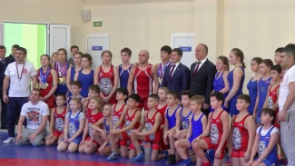 Глава Ямала открыл в Надыме долгожданный спорткомплекс «Арктика» и вручил ключи новосёлам 