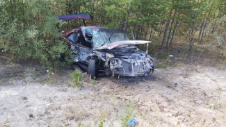 Машина «всмятку»: на трассе Сургут-Салехард иномарка врезалась в грузовик