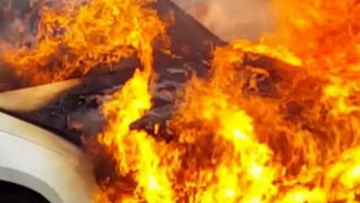 В Губкинском горели сразу три автомобиля