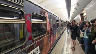 В столичном метро разъезжает «шекспировский» поезд
