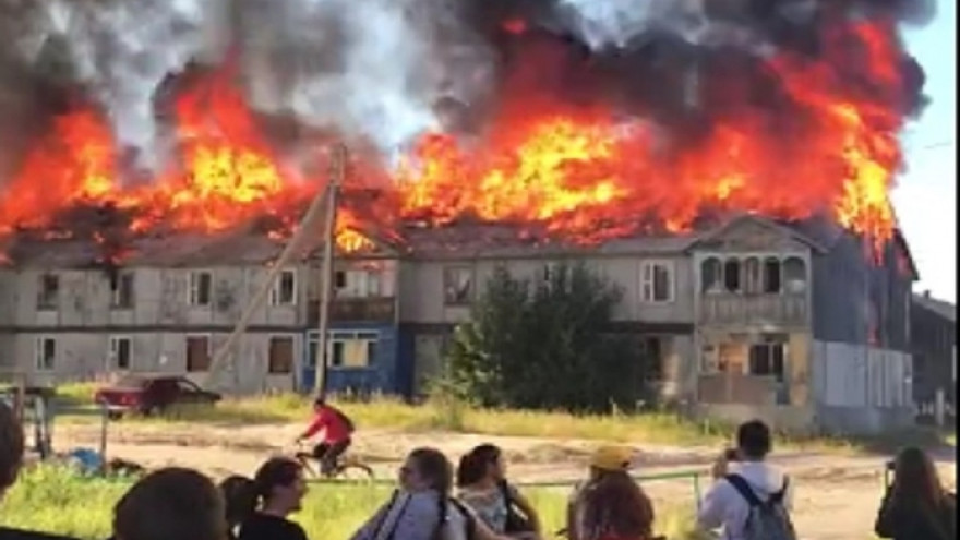 В Ноябрьске сгорел многоквартирный расселённый дом