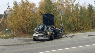 В Салехарде легковушка врезалась в столб: трое пострадавших