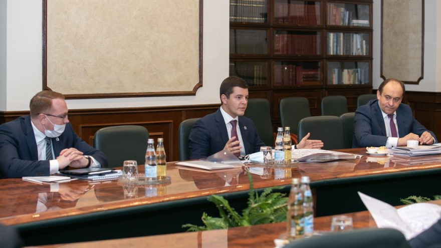 Министр транспорта РФ обсудил с губернатором Ямала строительство дорог и развитие авиасообщения