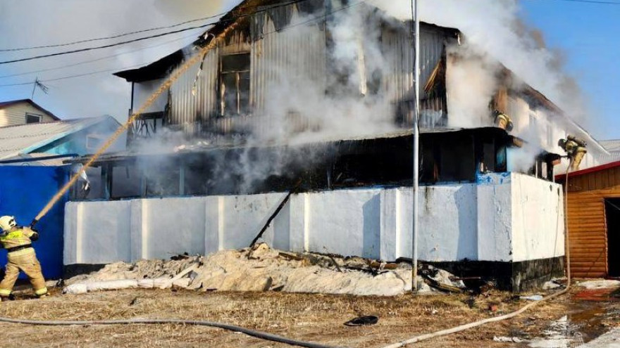 Огонь охватил площадь в 200 м²: крупный пожар произошел в жилом доме на Ямале