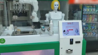 В аэропорту Салехарда посетителей кафе начал обслуживать робот