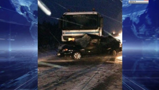 Страшное ДТП: на Ямале легковушка на скорости въехала в грузовик