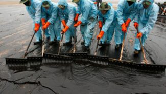Газпром и ЛУКОЙЛ будут вместе бороться с разливами нефти