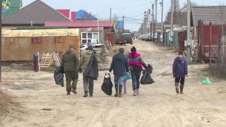 Жители новоуренгойского дачного поселка вышли на субботник