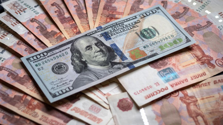 В ямальском посёлке сосед умыкнул у пенсионера почти 50 тысяч рублей и иностранную валюту