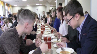 «Почему-то детям не нравится»: общественнки посмотрели, чем питаются красноселькупские школьники 