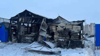 Пожарные потушили огонь в частном доме в Новом Уренгое