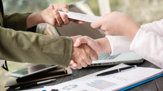 В Новом Уренгое раскрыли схему получения взяток при заключении школьных договоров