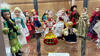 «Рукодельный мир куклы»: в Горнокнязевске презентовали выставку работ салехарских мастериц