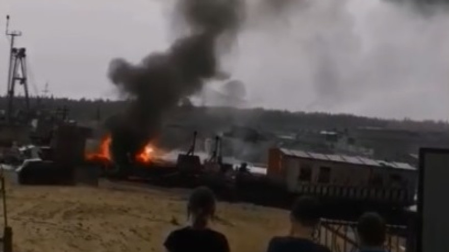 В Тарко-Сале на территории базы «Пургеолфлота» произошло возгорание судна
