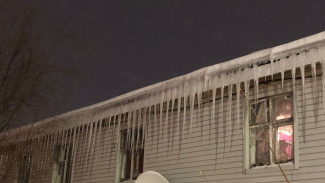В Салехарде некачественно убирали снег с крыш сразу 52 многоквартирников 