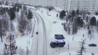 Как в Надыме коммунальщики борются со снегом