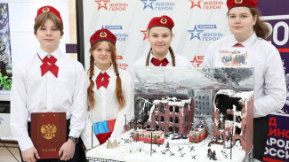 Восьмиклассники из Муравленко создали миниатюрные копии памятников России 