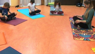 Тишина, уют и гармония: в Национальной библиотеке ЯНАО открылся детский йога-клуб