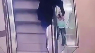 В Новом Уренгое пятилетняя девочка сорвалась с эскалатора и упала с высоты второго этажа