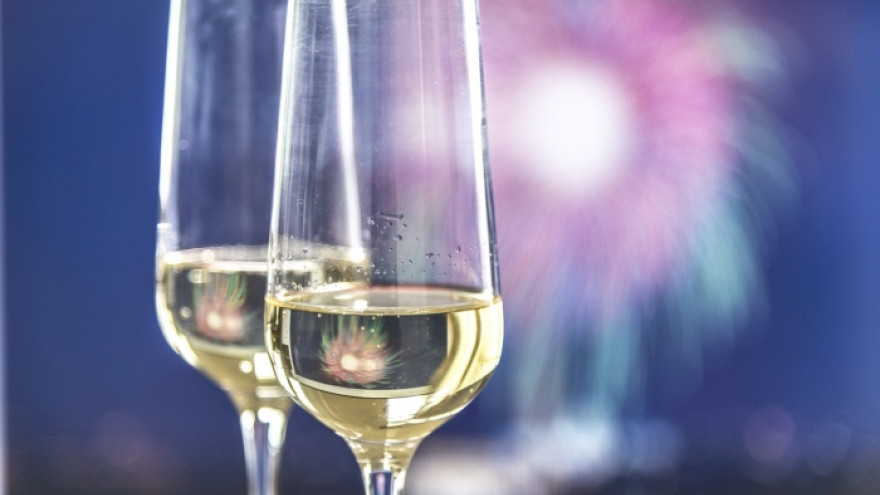 Ученые рекомендуют нервным женщинам пить шампанское