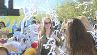 День молодежи в Салехарде: от косплей шоу до купания в бумаге и воздушных шарах