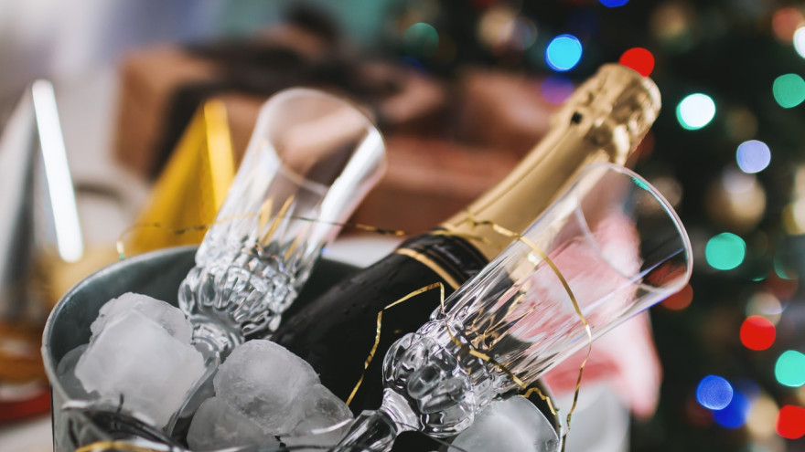 Рейтинг регионов по популярности игристого вина на новогодние праздники: сколько шампанского выпивают жители Ямала