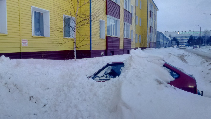 В Ноябрьске на машины рухнула толща снега с крыши дома