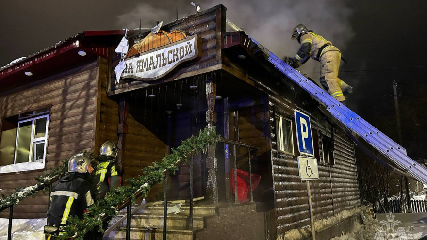 Утро началось с пожара: ресторан в Салехарде охватил огонь