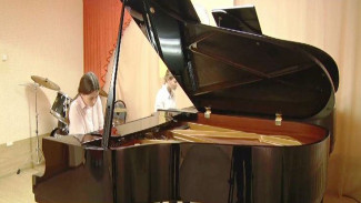 Выступление в четыре руки: в Муравленко творческие тандемы продемонстрировали свои музыкальные таланты