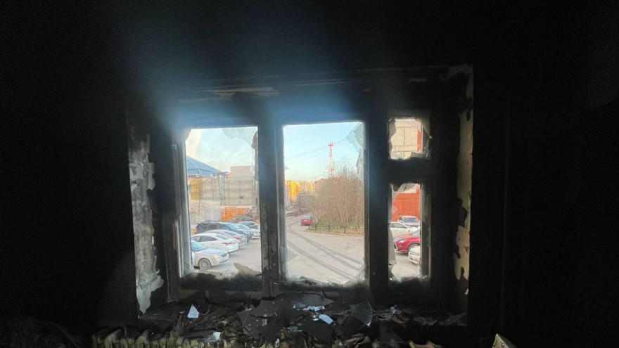 В Новом Уренгое ночью загорелась квартира в жилом доме