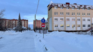 В Салехарде уборка снега с территорий школ и детских садов на контроле главы города