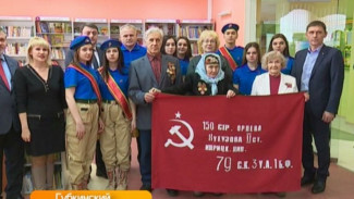 Связь поколений через Знамя Победы. В Губкинском сделали самый известный красный стяг