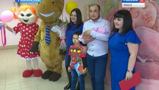 Чтение с пеленок. Родители новорожденной малышки в Губкинском сразу после роддома отправятся в библиотеку