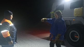 Спасатели эвакуировали ямальца со сломавшимся посреди тундры снегоходом