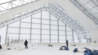 В Надыме подрядчик сорвал сроки ремонта порванного ветром ледового корта