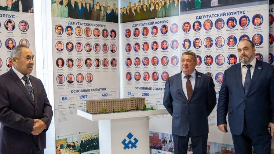 Ямальцы могут узнать историю окружного парламента на выставке