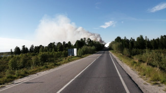 Дым видно издалека. В Надыме несколько дней опасно тлеет мусорный полигон 