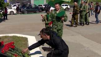 Символ боевого братства: в День пограничника в Ноябрьске возложили цветы к новому памятнику