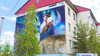 Раскрасим все: в Губкинском появилась картина на фасаде жилого дома