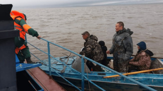 В Красноселькупом районе пришлось спасть рыбаков, застрявших без топлива и продуктов 