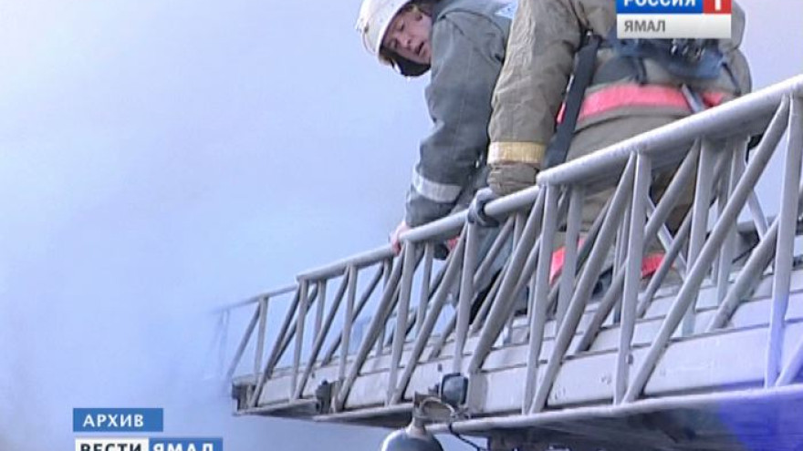 В Ноябрьске пожарные спасли из горящей квартиры мужчину. Сейчас он в реанимации