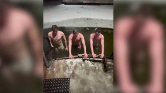 Экстремалы Нового Уренгоя: как местные моржи справляются с арктическим холодом