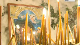 У Храма Петра и Павла по традиции возвели рождественский вертеп