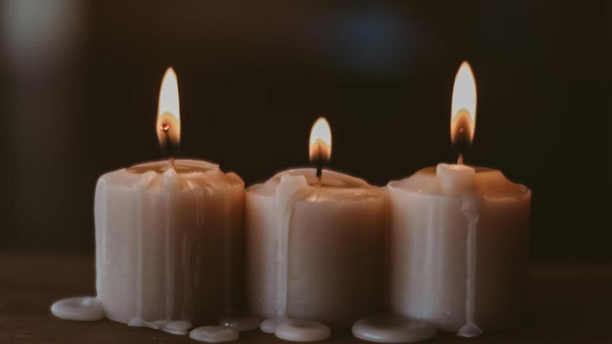 Приметы на 2 апреля: что нужно сделать с 3 свечами и водой от беды и горя 
